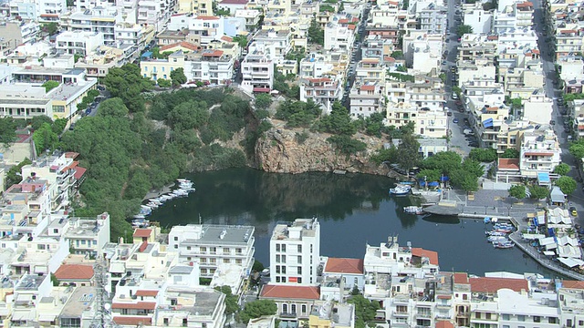 WS AERIAL DS俯瞰市中心和海湾的建筑/ Agios Nikolaos，克里特岛，希腊视频素材