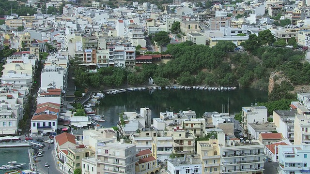 WS鸟瞰市中心/ Agios Nikolaos，克里特岛，希腊视频素材