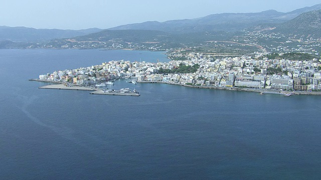 正在接近沉没的城市/ Agios Nikolaos，克里特岛，希腊视频素材