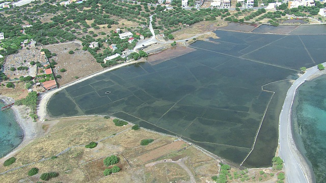 WS空中沉没的城市，有农田和海边的街道/ Agios Nikolaos，克里特岛，希腊视频素材