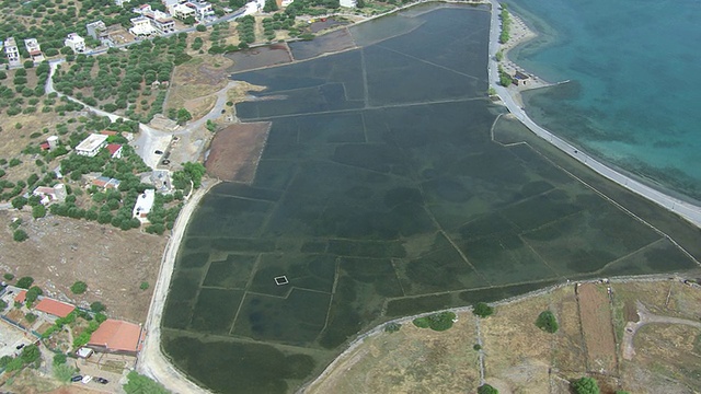 WS空中沉没的城市，有农田和海边的街道/ Agios Nikolaos，克里特岛，希腊视频素材