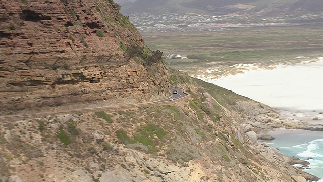 WS AERIAL ZI TS高速公路上的山区，查普曼的Peak Drive和Noordhoek Beach / Cape Town，南非，西开普省视频素材