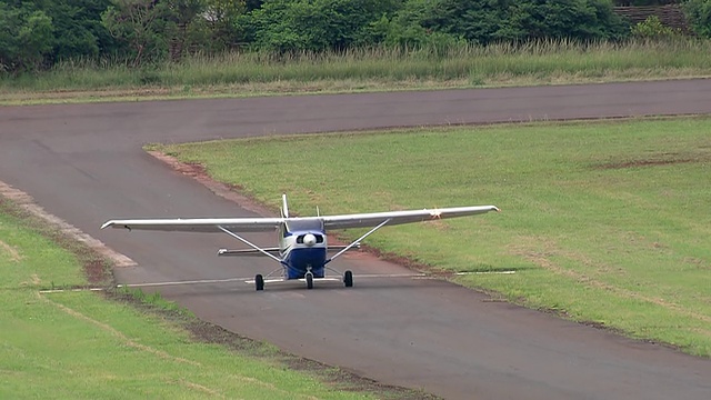 轻型飞机起飞/ iSimangaliso湿地公园，夸祖鲁纳塔尔省，南非视频素材