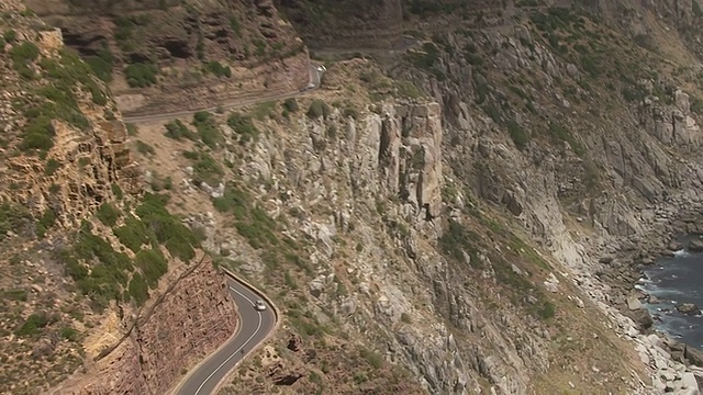 汽车驾驶沿着查普曼的山顶与山区/开普敦，西开普敦，南非视频素材