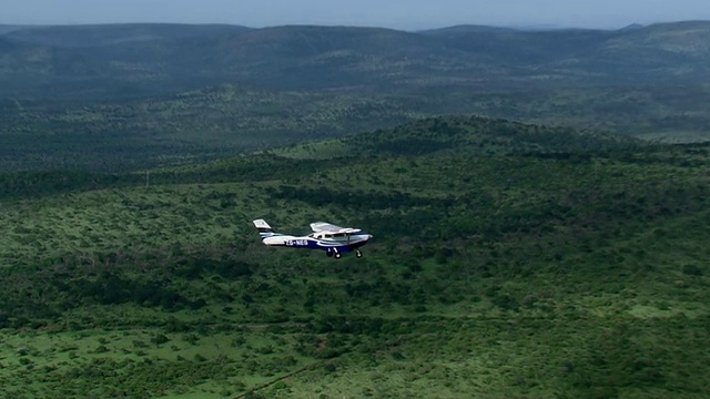 南非夸祖鲁-纳塔尔省森林/ iSimangaliso湿地公园上空的轻型飞机视频素材