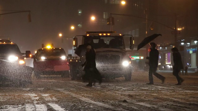 MS Shot of Snow falling with people walking on busy street /纽约，美国视频素材