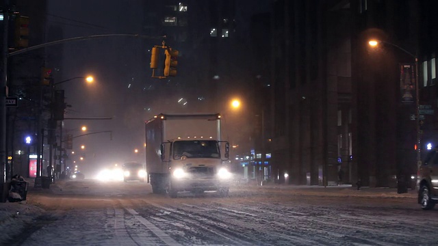 MS Shot of Snow falling, busy Snow covering street, cars driving /纽约，美国视频素材