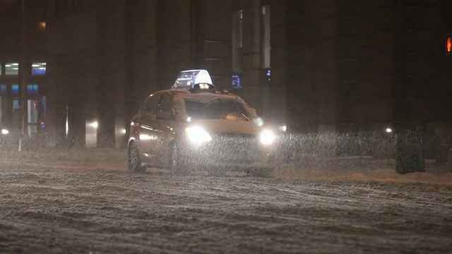 下雪，出租车和汽车在覆盖雪的街道上行驶/纽约，美国视频下载