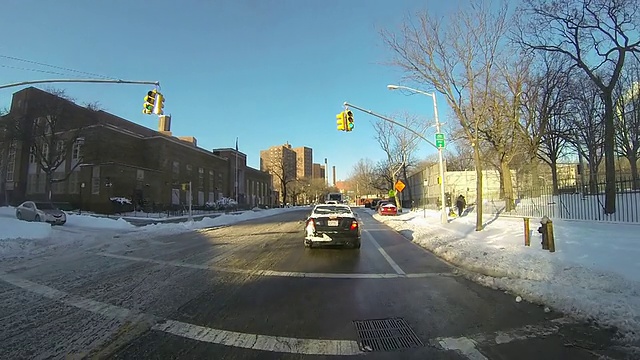 MS POV拍摄的汽车在覆盖着积雪的街道上行驶，穿过学校区/布鲁克林，美国纽约视频素材