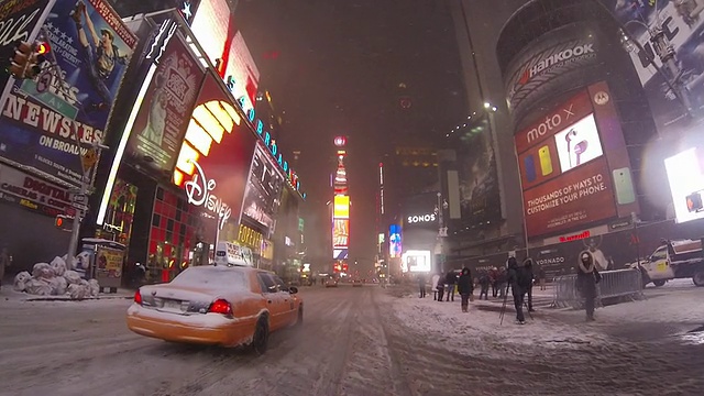 MS POV拍摄的汽车在雪中行驶的夜晚/曼哈顿，纽约，美国视频下载