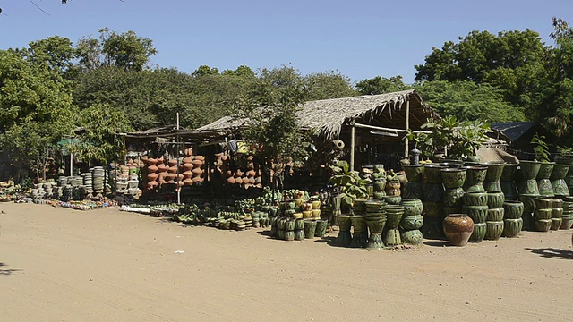 旧卡车和摩托车驶过陶瓷店/蒲甘，曼德勒地区，缅甸视频素材