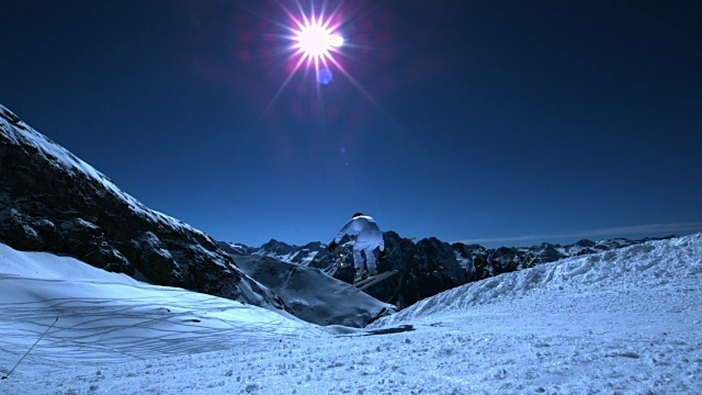 滑雪者在夜间跳坡时的稳定镜头。视频素材