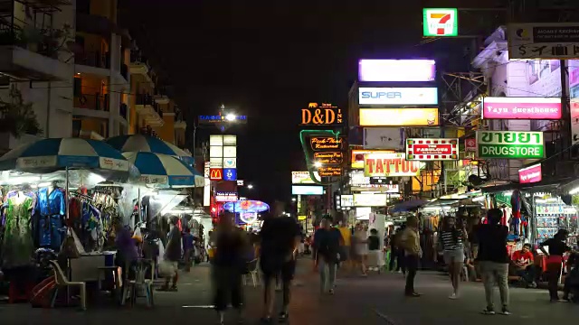 从上面的时间流逝视图，人们正在通过考山路夜市的主要游客视频素材