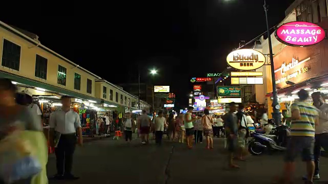 时光流逝的考山路，一个受欢迎的目的地和夜市的游客视频素材