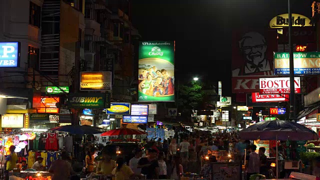 时光流逝的考山路，一个受欢迎的目的地和夜市的游客视频素材