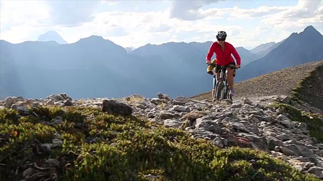 山地自行车穿越高山山脊视频素材