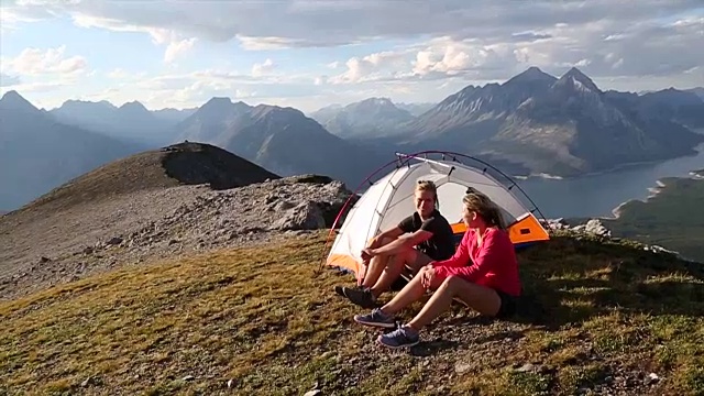 徒步旅行的夫妇在山脊上的帐篷营地休息视频素材