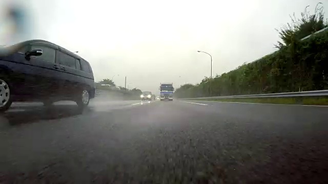 汽车驾驶在雨天- 4K -后视图视频素材