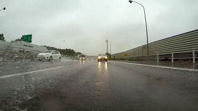 汽车驾驶在雨天- 4K -后视图视频素材