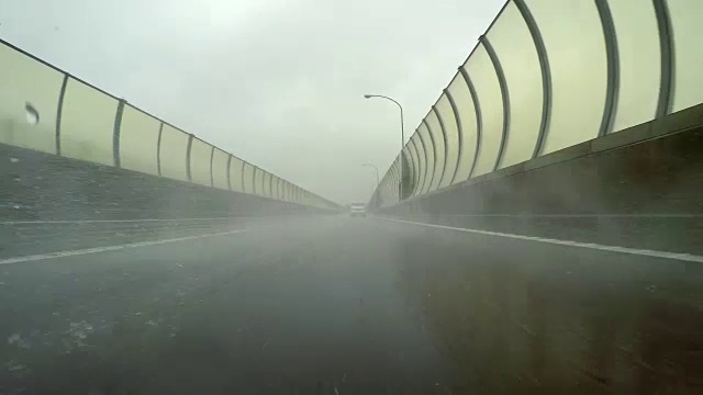 汽车驾驶在雨天- 4K -后视图视频素材