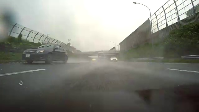 汽车驾驶在雨天- 4K -后视图视频素材