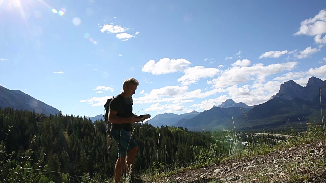 徒步旅行者沿着山谷上方的山脊行走视频素材