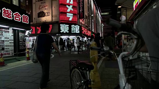 缓慢的运动。夜行新宿的行人。日本东京视频素材