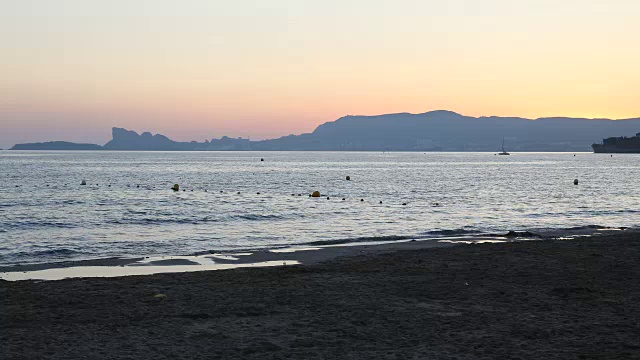 夏日，在La madrag拉格，位于法国Côte d'Azur的滨海圣西尔港视频素材