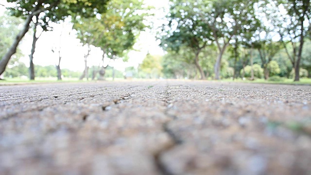 快乐的小女孩在夏天的公园里跑步视频素材