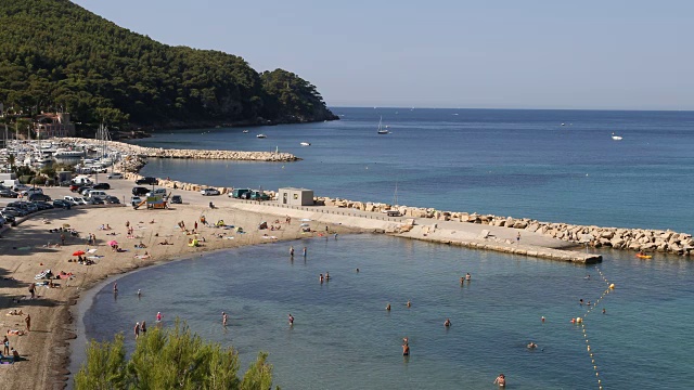 夏日，在La madrag拉格，位于法国Côte d'Azur的滨海圣西尔港视频素材