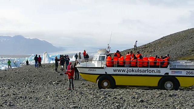 在冰岛东南部的Vatnajokull国家公园边缘的泻湖上，Jokulsarlon冰川和冰山装载着船只视频素材