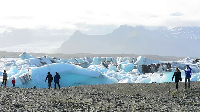 冰岛东南部Vatnajokull国家公园边缘的湖上的Jokulsarlon冰川和冰山视频素材