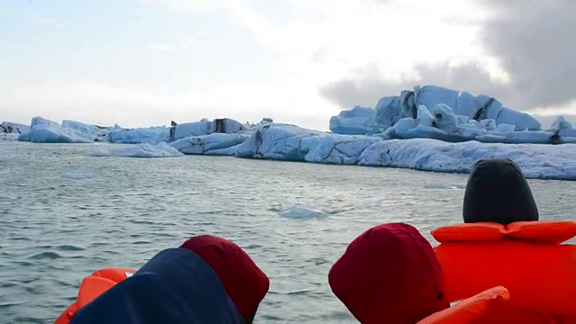 摄影师在冰岛东南部Vatnajokull国家公园边缘的泻湖上拍摄Jokulsarlon冰川和冰山视频素材