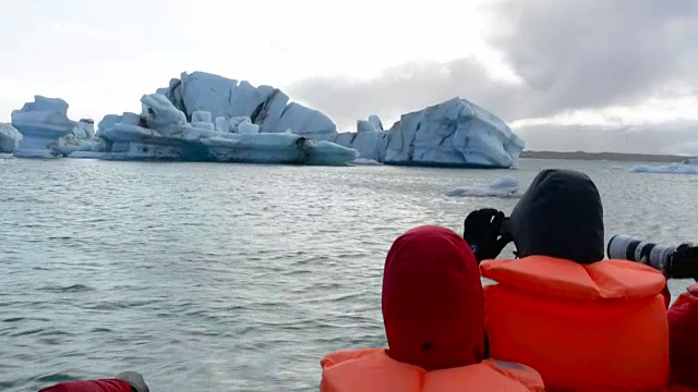 摄影师在冰岛东南部Vatnajokull国家公园边缘的泻湖上拍摄Jokulsarlon冰川和冰山视频素材