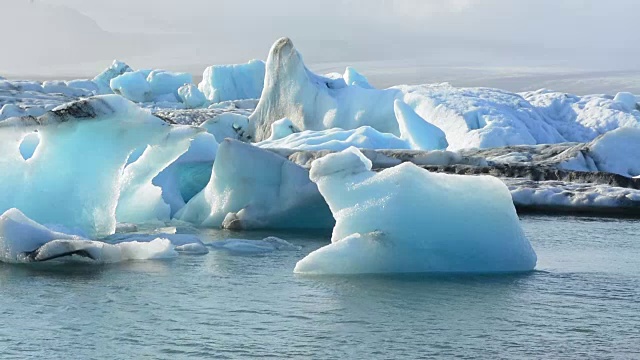 冰岛东南部Vatnajokull国家公园边缘的湖上的Jokulsarlon冰川和冰山视频素材