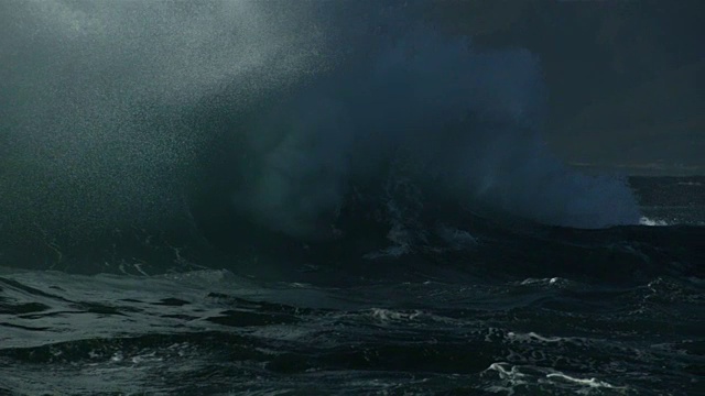 狂风暴雨的海视频下载