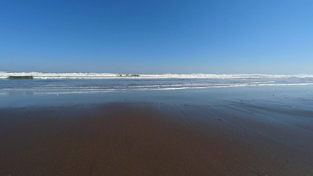 海滩上的波浪- 4k -视频素材