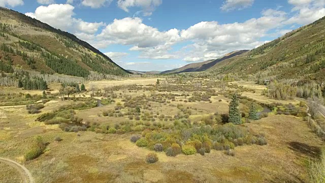 山谷山脉之间的山谷，有一条蜿蜒的河流流过山谷视频素材