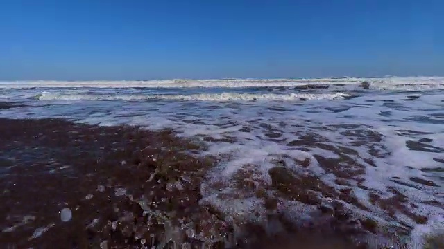 海滩上的波浪- 4k -视频素材