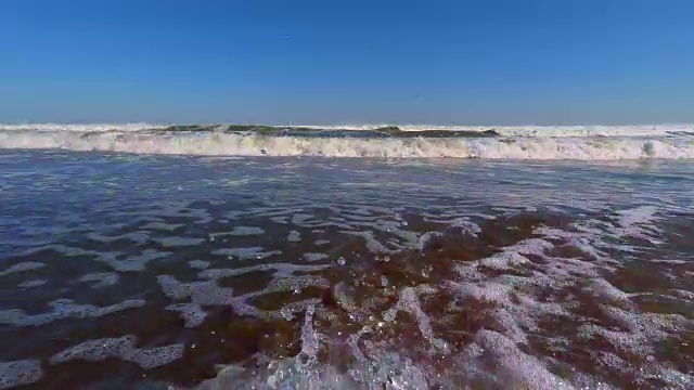 海滩上的波浪- 4k -视频素材