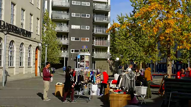 冰岛阿库雷里市中心第二大城市步行街Hafnarstraeti街漫步在城镇的主要街道视频素材