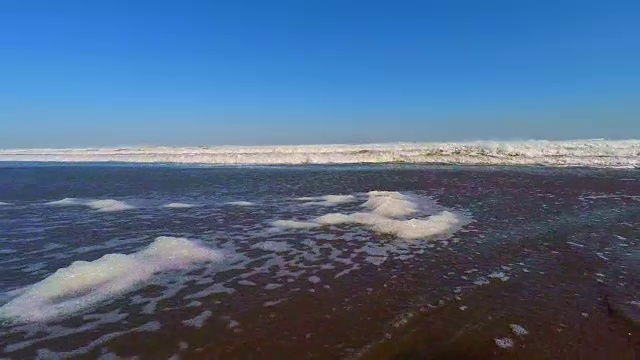 海滩上的波浪- 4k -视频素材