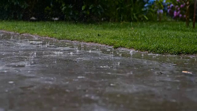 慢莫车道在暴雨中视频素材