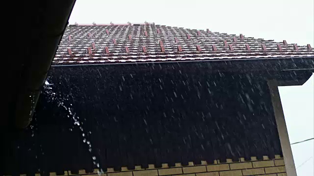 SLO MO房子屋顶在暴雨中视频素材