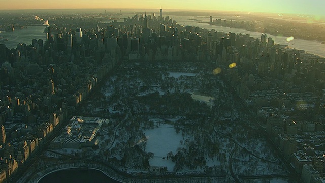 空中飞过曼哈顿中央公园，向南看被雪覆盖的纽约市视频素材