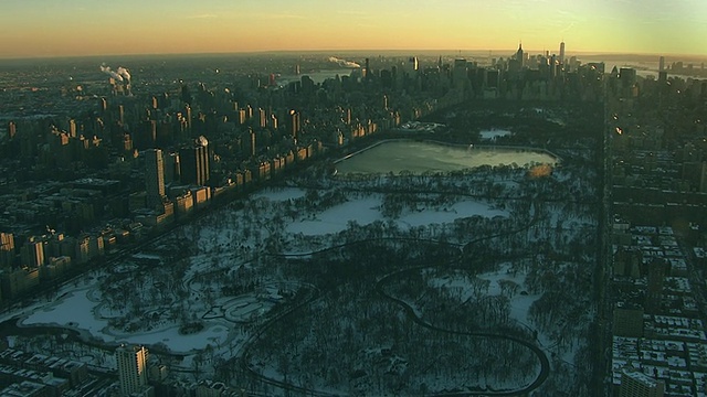 空中飞过曼哈顿中央公园，向南看被雪覆盖的纽约市视频素材