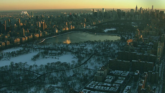 空中飞过曼哈顿上西区，向南看中央公园和被雪覆盖的纽约市视频素材