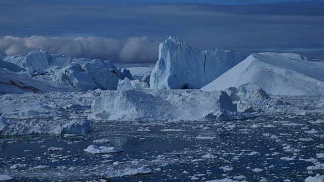 浮冰向左快速地向大海流动视频下载