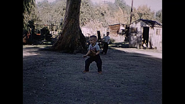 1958年家庭电影男孩打棒球视频素材