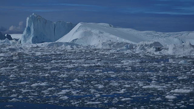 冰迅速流向迪斯科湾，盘到冰峡湾视频下载